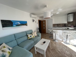 TV, stereo - Precioso Piso Recién Reformado Todo a Estrenar en Primera Línea de Playa (Almuñécar)