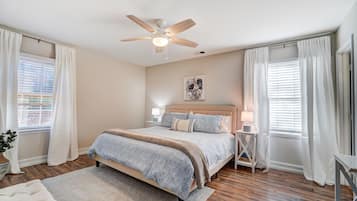 3 makuuhuonetta, työpöytä, silitysrauta/-lauta, vauvan matkasänky