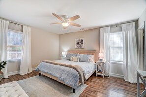 3 bedrooms, desk, iron/ironing board, travel cot