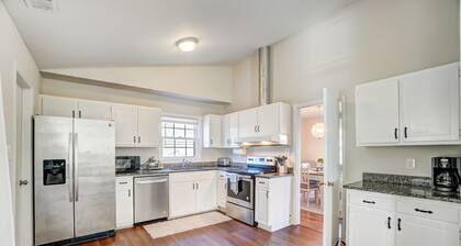 Charming private southern home- pet friendly, King Beds