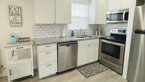 Coffee/tea maker, fridge, microwave, oven - Relax Here! Nashville's Northern Retreat (Gallatin)