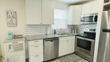 Geladeira, micro-ondas, cooktop, lava-louças