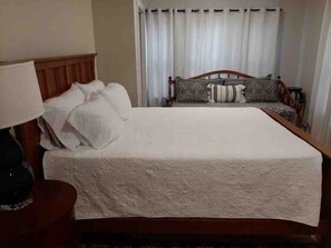 Desk, iron/ironing board, travel crib, WiFi - Relax Here! off Broadway (Cape Girardeau)