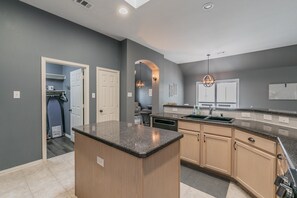 Interior - Corinth Cozy Escape: 3BR Delight (Corinth)