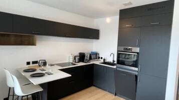 Refrigerador con freezer, microondas, horno, lavavajillas