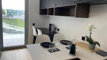 Refrigerador con freezer, microondas, horno, lavavajillas