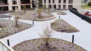 A modern building with multiple floors, a courtyard with landscaped areas, and a glass railing. - Luxury 2023 Flat -Center Terrace Parking (Luxembourg City)