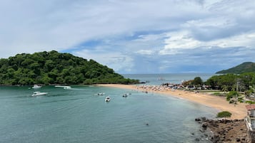 En la playa, camastros y toallas de playa