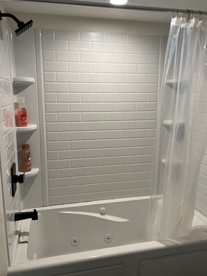 Ensemble baignoire-douche, baignoire à remous, serviettes fournies