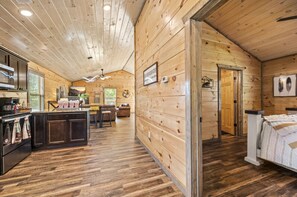 3 室のベッドルーム、旅行用ベビーベッド、WiFi、ベッドシーツ