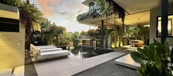 KUNUK – Luxe 6-Bedroom Villa, 3-Min Walk to Surf & Sunset