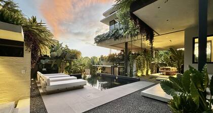 KUNUK â Luxe 6-Bedroom Villa, 3-Min Walk to Surf & Sunset