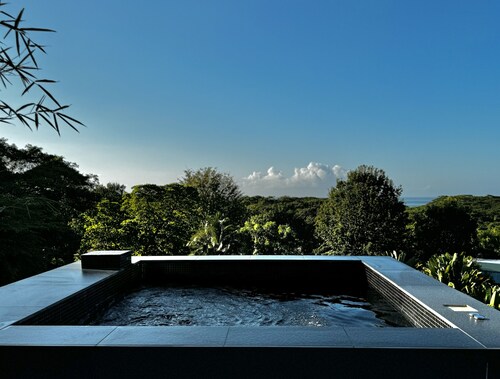 KUNUK – Luxe Treehouse, Surf, Sunset & Steps to the Beach.