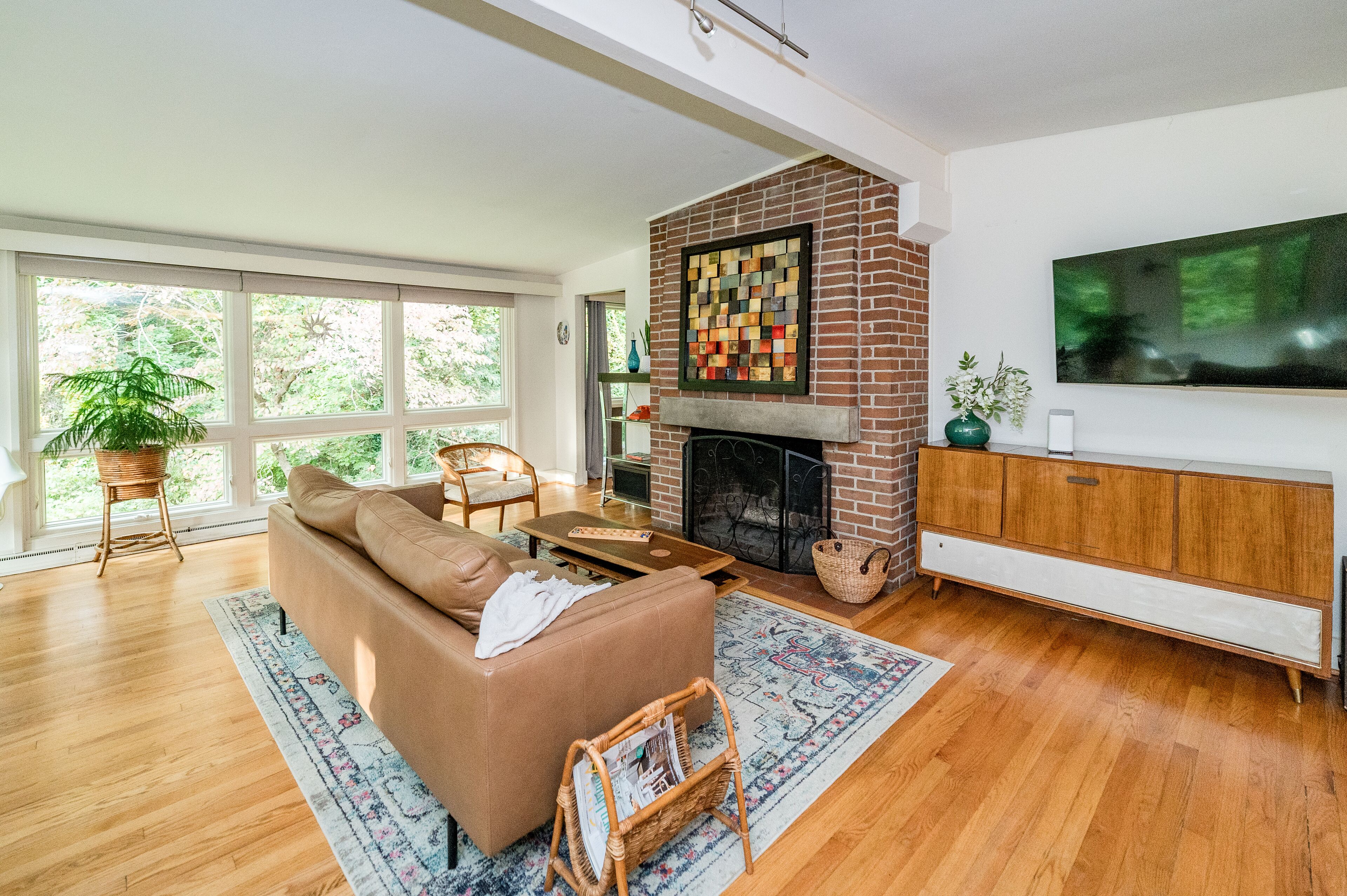 NEW Copper Roof; Private Modern 1950’s Home; King bed; hot tub; close to LU