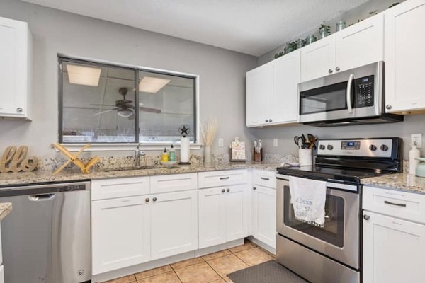 Frigorífico, microondas, horno y placa de cocina