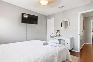 3 habitaciones, tabla de planchar con plancha y cuna de viaje 