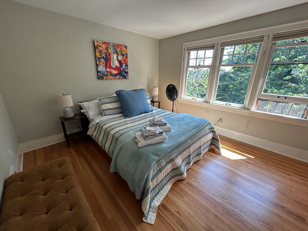 4 bedrooms, desk, iron/ironing board, travel cot