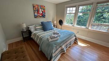 4 bedrooms, desk, iron/ironing board, travel cot