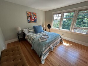 4 bedrooms, desk, travel crib, free WiFi - Urban Oasis on the top of Queen Anne Hill (Seattle)