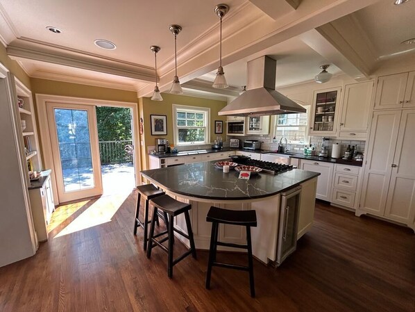 Fridge, microwave, oven, stovetop - Urban Oasis on the top of Queen Anne Hill (Seattle)