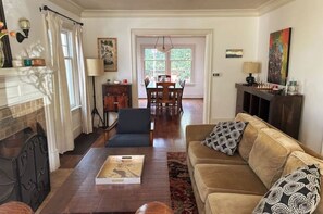 TV connectée, cheminée, livres