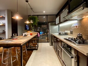 Kühlschrank, Mikrowelle, Ofen, Herdplatte