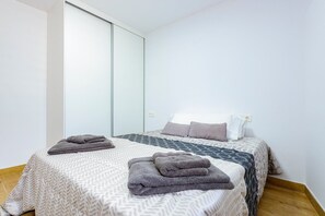 3 bedrooms, desk, iron/ironing board, Internet