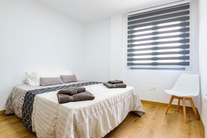 3 slaapkamers, een bureau, een strijkplank/strijkijzer, internet