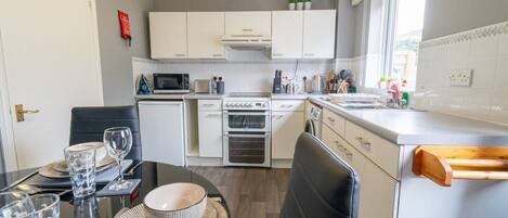 Køleskab, mikrobølgeovn, ovn, kogeplade