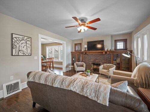 Spanish Charm 4bed/3bath Downtown Waupaca!