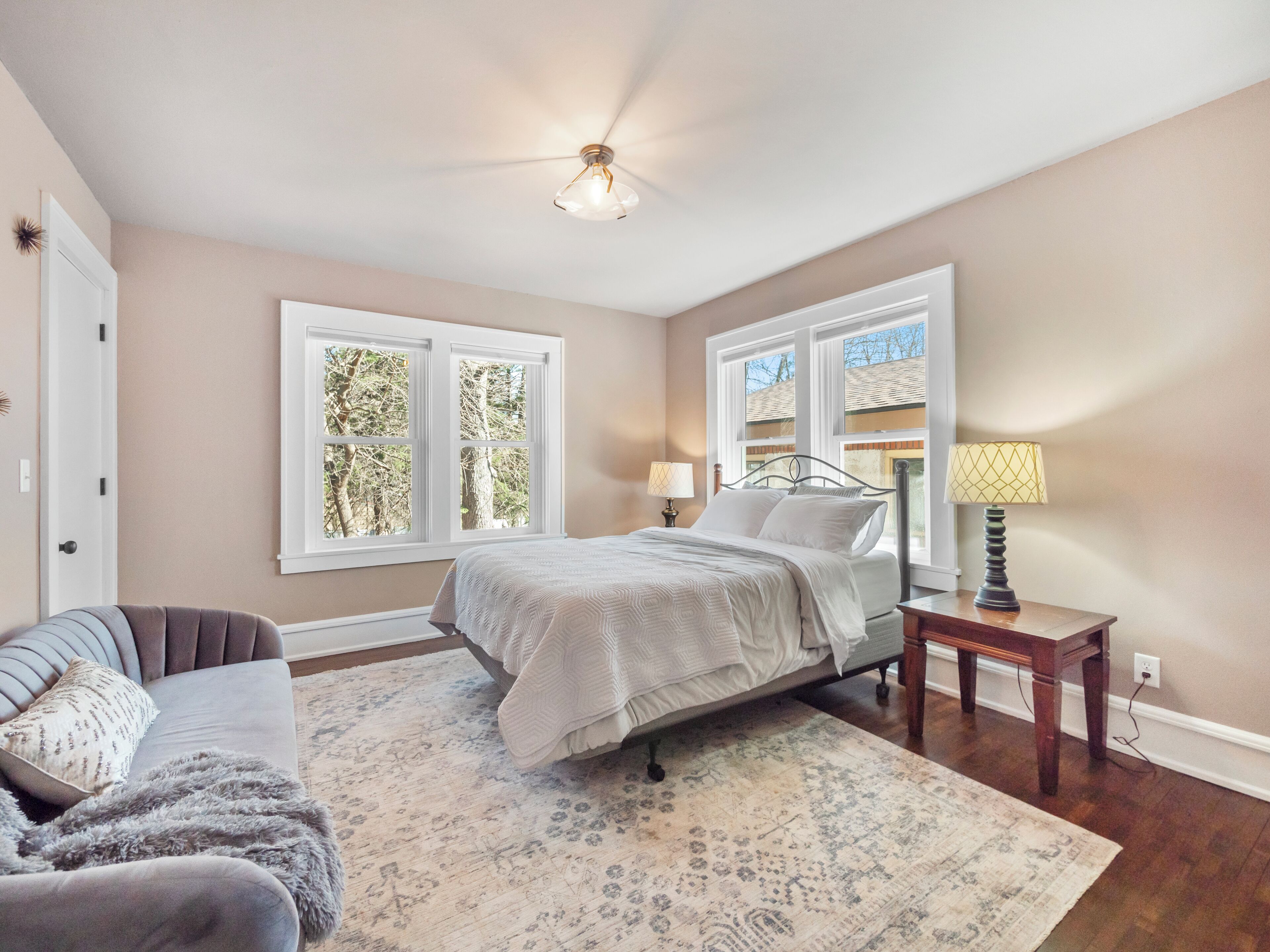 4 bedrooms, desk, iron/ironing board, travel crib