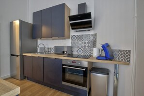 Une cuisine moderne équipée d’appareils électroménagers en acier inoxydable, d’un four à micro-ondes et d’un four encastré.