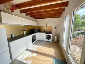 Een koelkast, een magnetron, een oven, een koffiezetapparaat/waterkoker