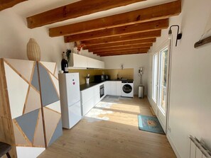 Fridge, microwave, oven, coffee/tea maker
