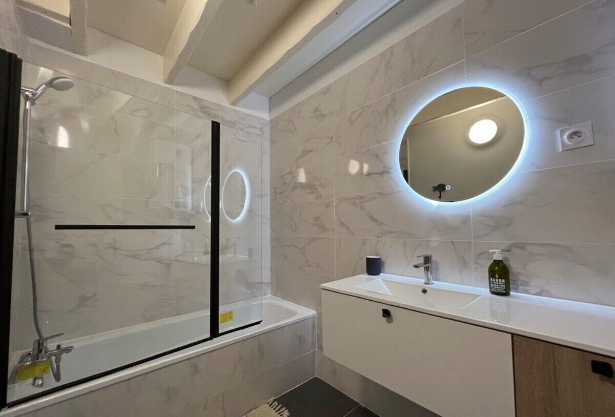 Bathtub, hair dryer, towels