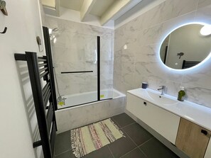 Bathtub, hair dryer, towels - Flat in St Ferdinand district (Arcachon)