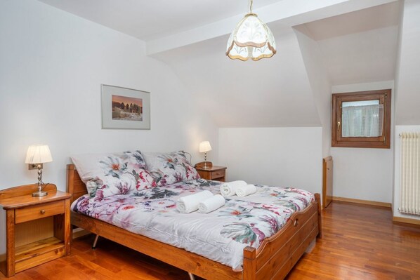 2 bedrooms, bed sheets