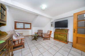 TV - GuestHost - Penthouse Central Apartment (Tarvisio)