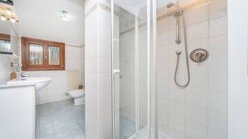 Doccia, asciugacapelli, bidet, asciugamani