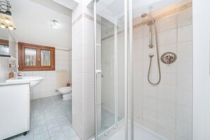 Douche, sĂšche-cheveux, bidet, serviettes fournies