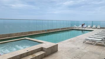 2 hồ bơi ngoài trời