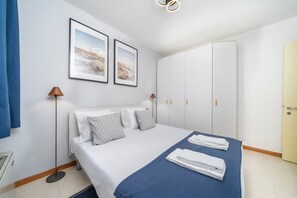 2 bedrooms, iron/ironing board, bed sheets
