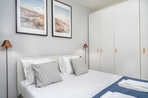 2 bedrooms, iron/ironing board, bed sheets