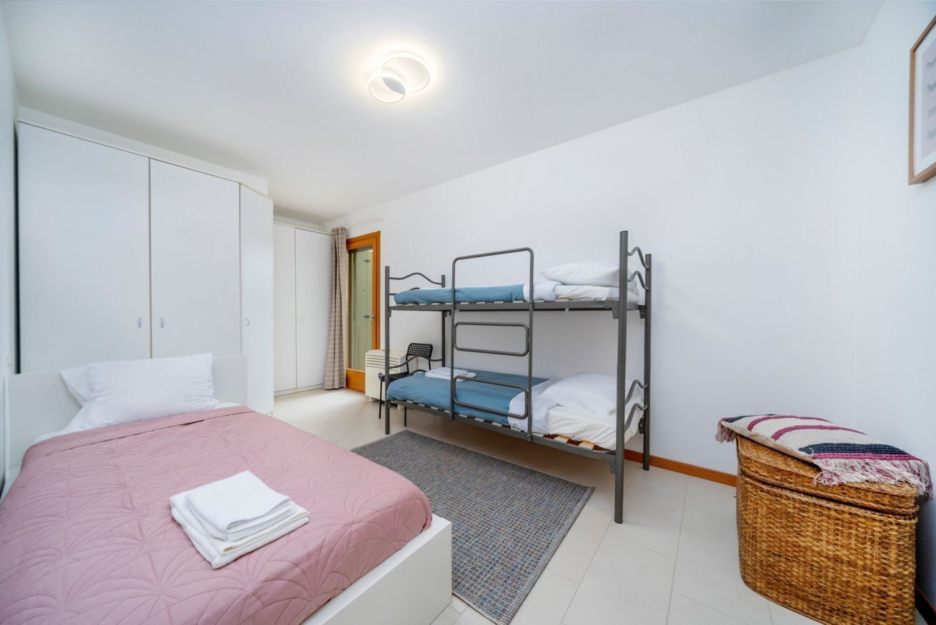 2 bedrooms, iron/ironing board, bed sheets