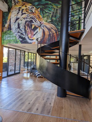 المنشأة من الداخل