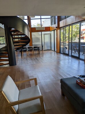 المنشأة من الداخل