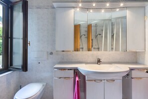 Een douche, een haardroger, handdoeken
