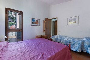 2 habitaciones, tabla de planchar con plancha y ropa de cama 