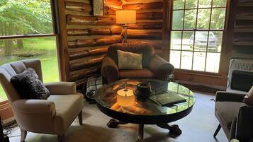 Smart TV, caminetto, lettore DVD, tavolo da ping pong