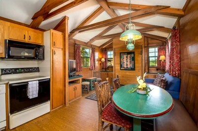 Lakefront Cabin #403, 10mins to Beach/Pet Friendly/Prime Location/BOOK TODAY